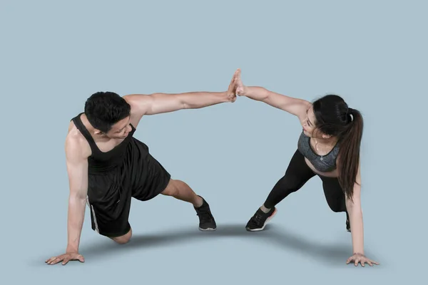 Retrato Jovem Casal Fazendo Exercícios Prancha Fazer Cinco Juntos Estúdio — Fotografia de Stock