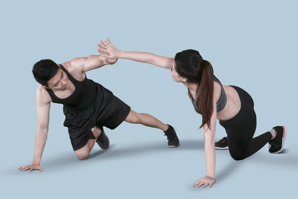 Casal Jovem Atraente Fazendo Alta Cinco Enquanto Faz Exercício Prancha — Fotografia de Stock