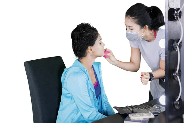 Picture Female Makeup Artist Doing Makeup Visage Her Client Studio — Stock Photo, Image