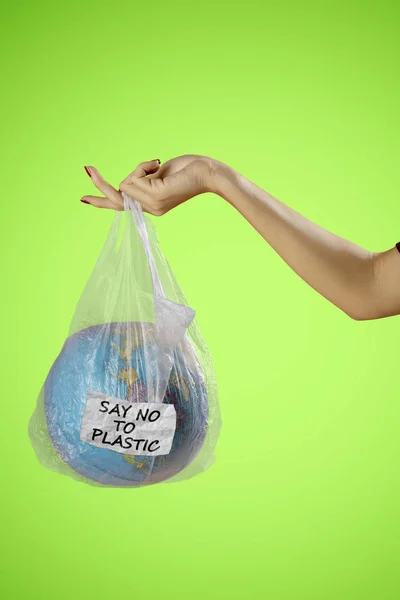 Dekat Tangan Perempuan Memegang Globe Bumi Dalam Kantong Plastik Dengan — Stok Foto