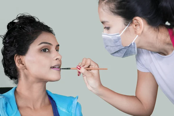 Obraz Kobieta Makijaż Artysty Pomocą Szczotki Nałożyć Szminkę Ustach Klienta — Zdjęcie stockowe