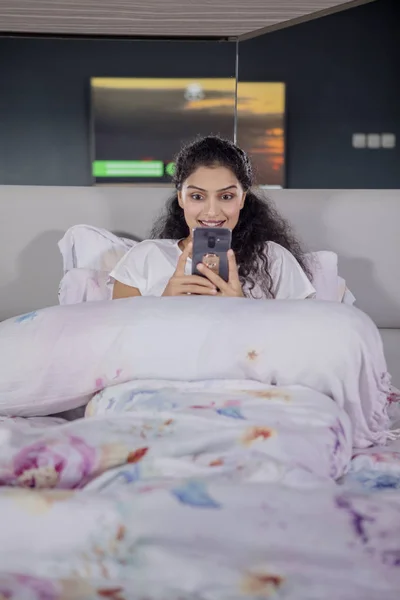 Retrato Mujer India Feliz Usando Teléfono Móvil Mientras Está Sentado — Foto de Stock