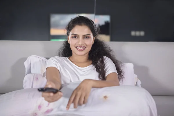 Mutlu Bir Kadın Yatakta Evde Televizyon Izlerken Oturuyordu Görüntüsünü — Stok fotoğraf