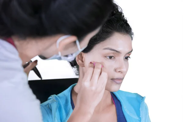 Photo Jeune Maquilleur Préparant Modèle Avant Séance Photo Pendant Maquillage — Photo