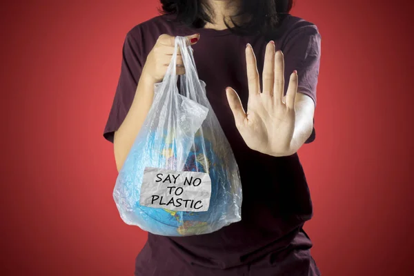 Wanita Tak Dikenal Memegang Bola Dunia Kantong Plastik Sambil Menunjukkan — Stok Foto