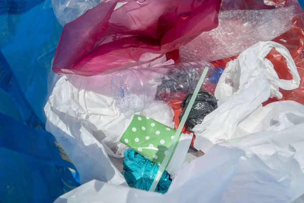 Закрытие Использованных Пластиковых Бутылок Пластиковых Пакетов Переработки Мусорное Ведро — стоковое фото