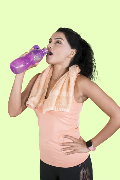 Young Woman Drinking Water Bottle Workout While Standing Studio — Stock Photo, Image