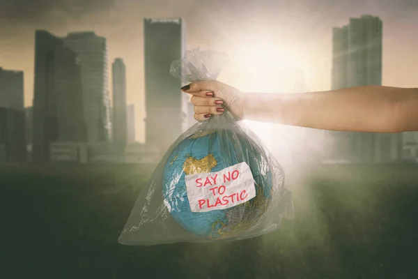 Wanita Muda Memegang Globe Bumi Dalam Kantong Plastik Dengan Teks — Stok Foto