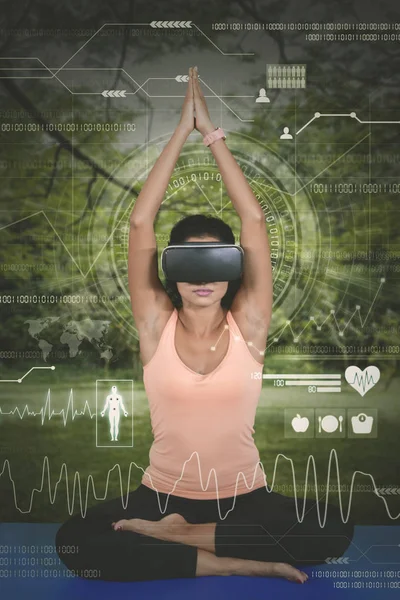 Junge Frau Meditiert Park Und Trägt Dabei Eine Virtual Reality — Stockfoto