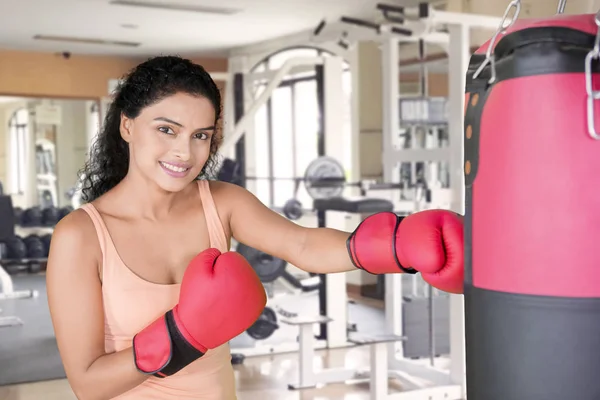 Mulher Bonita Socar Saco Com Luvas Boxe Sorrindo Para Câmera — Fotografia de Stock