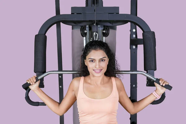 Genç Güzel Kadın Egzersiz Egzersiz Makinede Yaparken Kameraya Gülümseyen — Stok fotoğraf