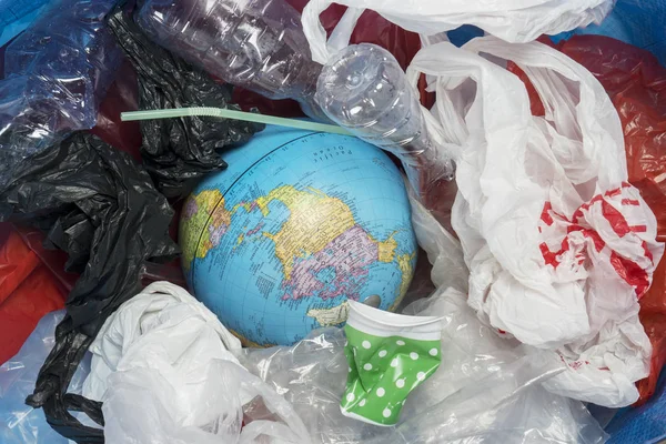 Conceito Salvar Terra Poluição Resíduos Plástico Globo Mundial Com Resíduos — Fotografia de Stock