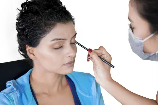 Bild Unga Makeupartist Applicerar Ögonskugga Hennes Klient Ansikte Studion — Stockfoto