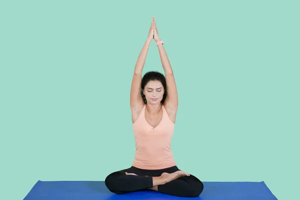 Genç Kadın Stüdyoda Yoga Egzersiz Yaparken Elleri Kaldırma Resim — Stok fotoğraf