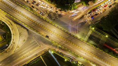 Güzel crossroads üstten görünüm gece zaman araca Jakarta şehir ışıkları ile 