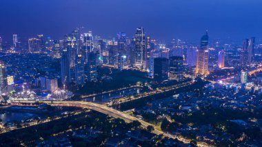 Jakarta - Endonezya. 12 Aralık 2018: Jakarta city gökdelen görünümü ve gece ışıkları ile gece adlı güzel hava toplayan