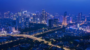 Jakarta - Endonezya. 12 Aralık 2018: Parlayan binalar ve karayolları gece zaman Jakarta şehrinin havadan görünümü