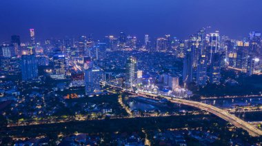 Jakarta - Endonezya. 12 Aralık 2018: Gece zaman parlayan gökdelenler, Jakarta yatay