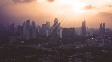 Jakarta - Endonezya. 12 Aralık 2018: Silhouette yüksek binalar ve Jakarta Şehir merkezinde günbatımı sırasında kalabalık Konut Evleri   