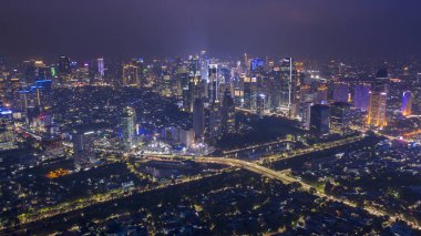 Jakarta - Endonezya. 12 Aralık 2018: Havadan görünümü ile gece ışık Jakarta şehirde gökdelenler görünümünün