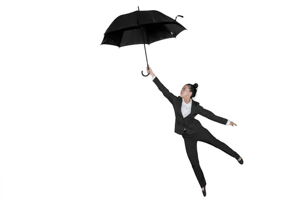 女企业家带着伞在演播室里飞行的图片 在白色背景被隔绝 — 图库照片