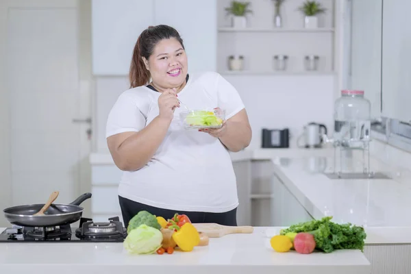 Mutfakta Sağlıklı Salata Bir Kase Tatma Mutlu Obez Kadın Resim — Stok fotoğraf