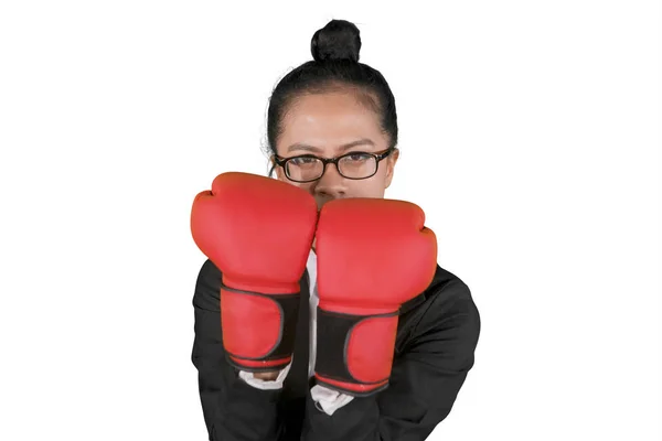 Изображение Молодой Предпринимательницы Боксёрских Перчатках Защитными Позами Изолированными Белом Фоне — стоковое фото