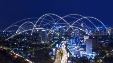 Güzel Jakarta cityscape gece zaman bağlantı ağ ile havadan görünümü