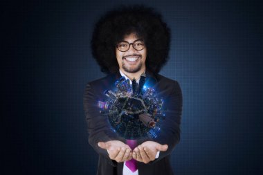 Güzel bir şehir küre gösterilen süre kameraya gülümseyen erkek Yöneticisi. İle sanal ekran görüntüsü