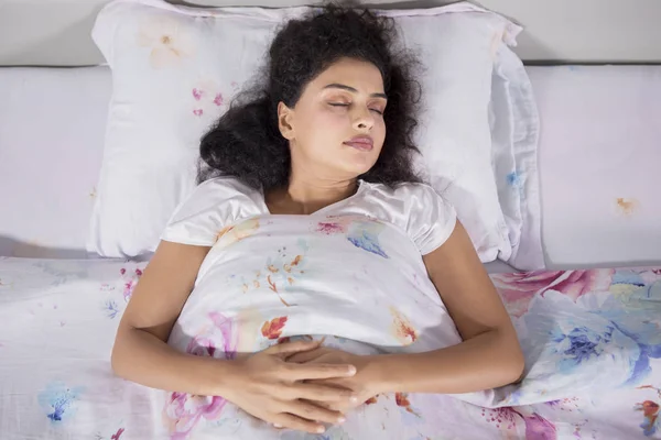 Bovenaanzicht Van Mooie Vrouw Slapen Goed Het Comfortabele Bed Schot — Stockfoto