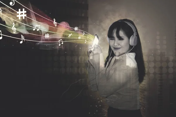 Vackra Business Kvinna Lyssnar Musik Med Mobiltelefon Med Musik Melodier — Stockfoto