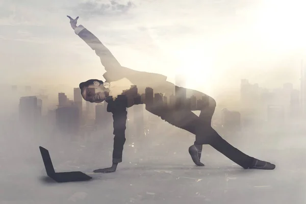 Bild Einer Jungen Geschäftsfrau Beim Breakdance Mit Einem Laptop Hintergrund — Stockfoto