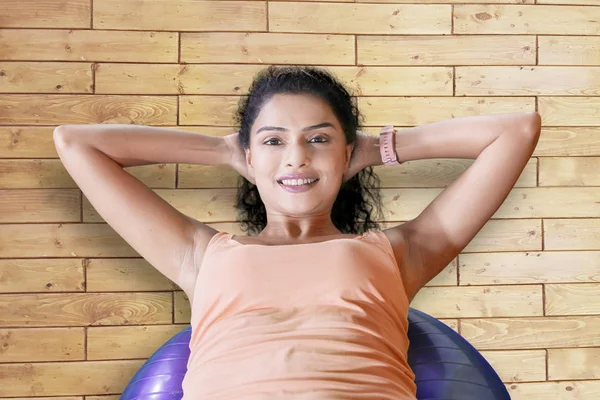 Kıvırcık Saçlı Kadın Fitness Merkezinde Bir Fitness Topu Ile Onun — Stok fotoğraf