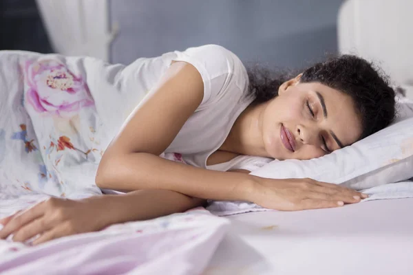 Kıvırcık Saçlı Kadın Resim Kapalı Gözlerle Yatakta Dinleniyor Yatak Odasında — Stok fotoğraf