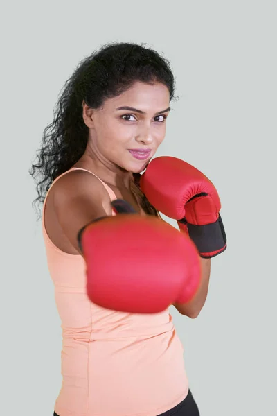 Portrait Femme Aux Cheveux Bouclés Portant Des Gants Boxe Studio — Photo