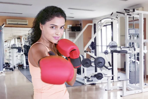 Ritratto Donna Capelli Ricci Che Indossa Guanti Boxe Mentre Piedi — Foto Stock