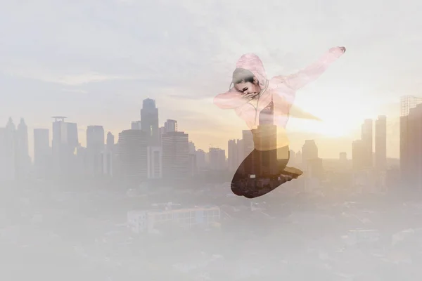 Картина Танцовщицы Танцует Даб Время Прыжка Современным Городским Фоном Восходе — стоковое фото