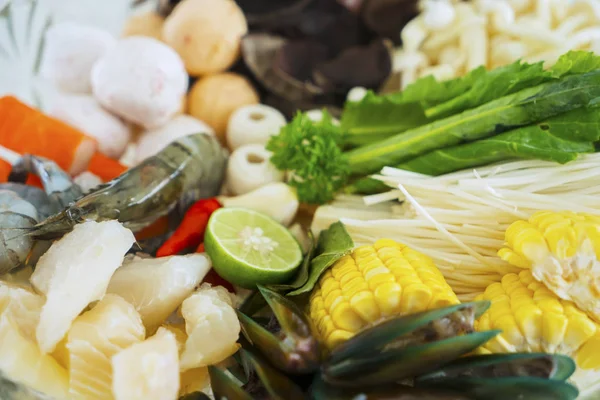 Nahaufnahme Von Frischen Rohstoffen Für Die Herstellung Von Shabu Shabu — Stockfoto