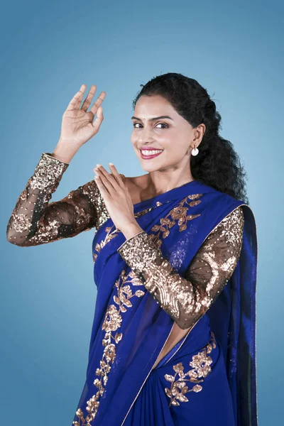 Εικόνα Της Ευτυχισμένη Γυναίκα Φοράει Ρούχα Saree Ενώ Χορεύει Στο — Φωτογραφία Αρχείου