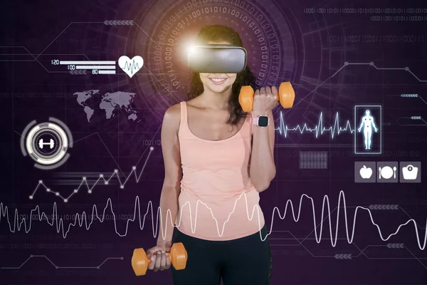 Bild Einer Glücklichen Frau Mit Virtual Reality Brille Beim Training — Stockfoto