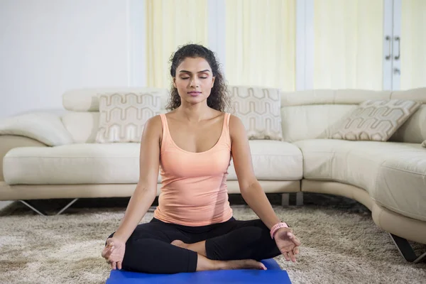 Picture Pretty Girl Wearing Sportswear While Doing Meditation Living Room — Stock Photo, Image