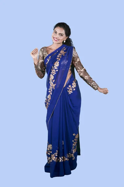 Pleine Longueur Jolie Jeune Fille Portant Saree Bleu Vêtements Dans — Photo