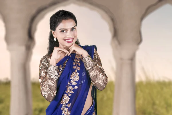 Imagen Mujer India Tímida Usando Una Ropa Saree Azul Mientras — Foto de Stock