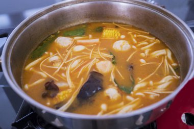 Bir soba üzerinde haşlanmış nefis tom yum goong çorba, yakın çekim