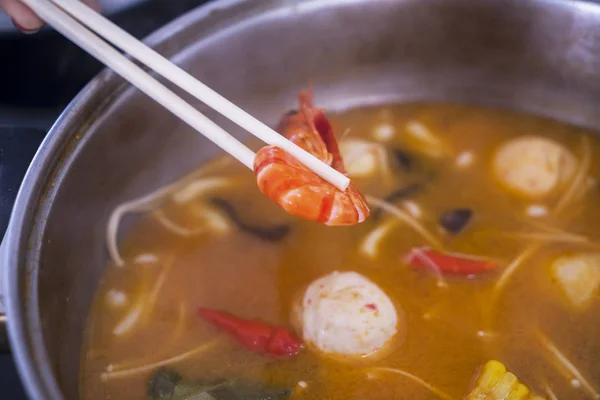 Nahaufnahme Einer Unbekannten Frau Die Mit Essstäbchen Tomyumsuppe Isst — Stockfoto