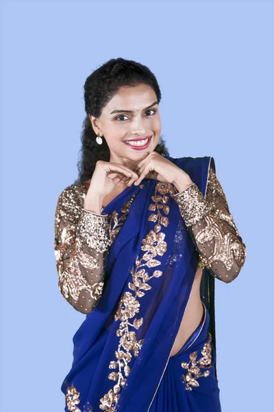 Portrait Jeune Femme Indienne Regarde Maladroit Tout Portant Saree Bleu — Photo