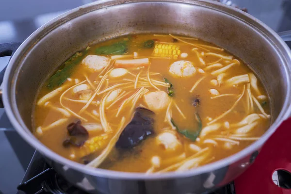 Närbild Smaskiga Tom Yum Goong Soppa Kokt Spis — Stockfoto