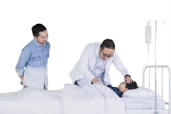 Bild Eines Asiatischen Arztes Der Seinen Kleinen Patienten Mit Stethoskop — Stockfoto