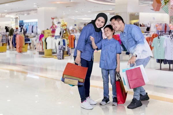 Bilden Asiatisk Familj Shopping Tillsammans Medan Pekar Något Gallerian — Stockfoto