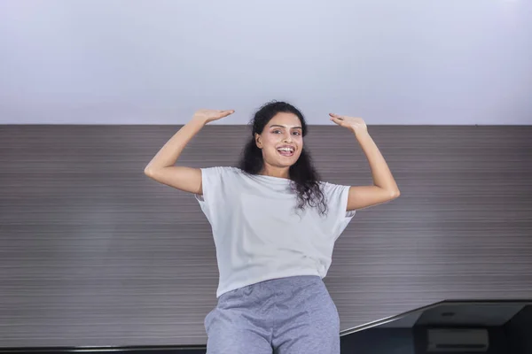 Imagen Mujer Atractiva Feliz Mientras Baila Dormitorio —  Fotos de Stock